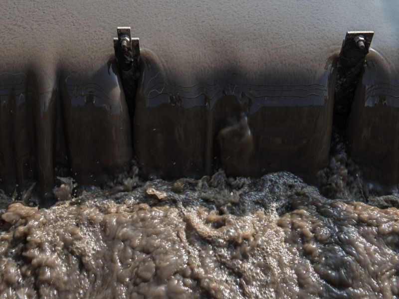 Schmutzwasser fließt über einen Überlauf eines Klärbeckens einer Kläranlage in Mühlacker.