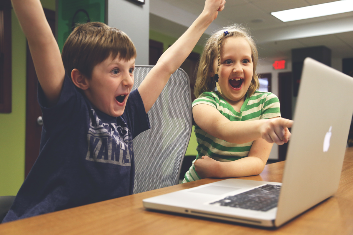 Begeisterte Kinder vor dem Laptop