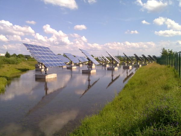 Photovoltaikanlage im Wasser bei Sonnenschein