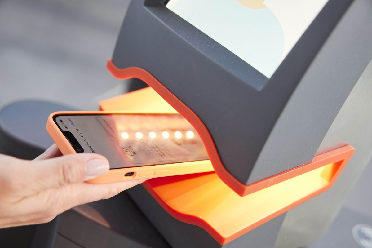 Einscannen des elektronischen Zugangstickets per Smartphone bei den Drehkreuzen in Eingang West