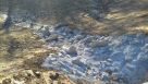 Ausgetrockneter Wasserlauf, der bearbeitet wurde mit einbetonierten Steinen