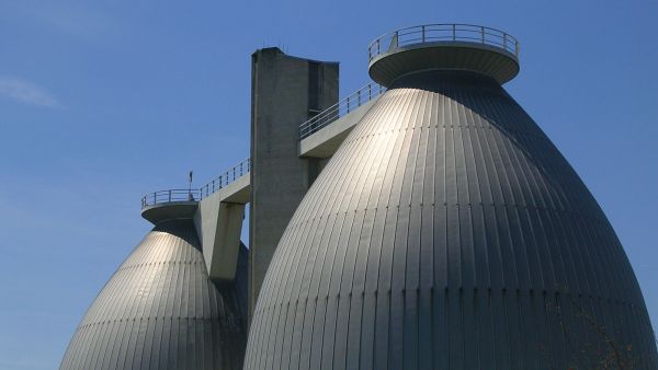 Zwei grosse Faulbehälter vor blauen Himmel