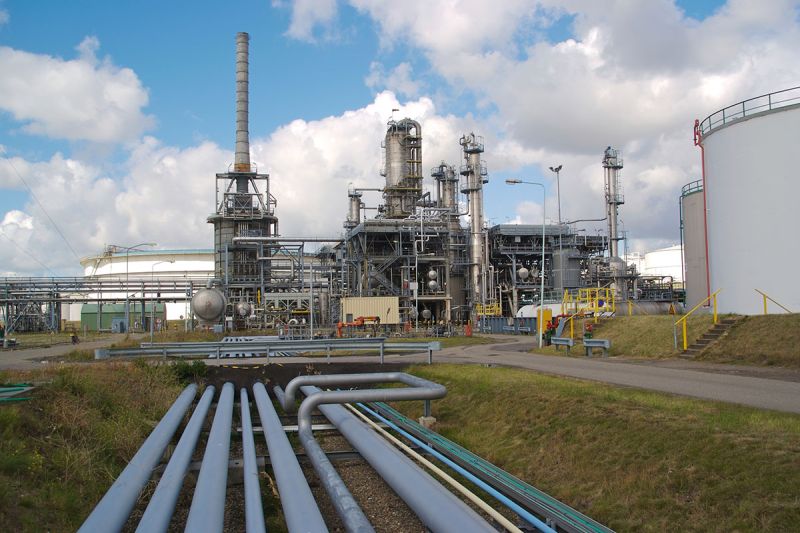 Chemieanlage mit Rohren im Vordergrund