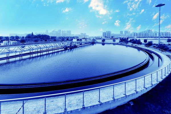 Moderne städtische Kläranlage