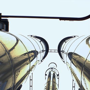 metallisch glänzende Industrieanlage aus der Froschperspektive