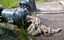 ausgebaute verstopfte Pumpe, in der verzopfte Feuchttücher und ähnliches festhängen