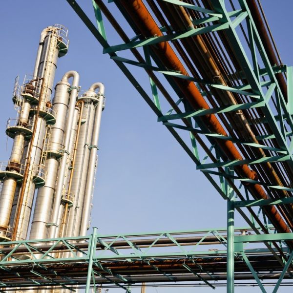 Industrieanlage zur Destillation von chemischen Stoffen , verschiedene Rohrsysteme horizontal verlaufend und senkrecht als Turm.