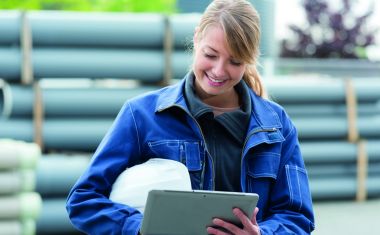Frau mit Helm und Tablet