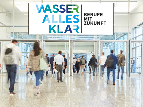 Eingang zu einer Messe mit Banner zu wasser alles klar