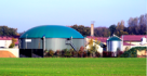Biogasanlage vor grünem Feld