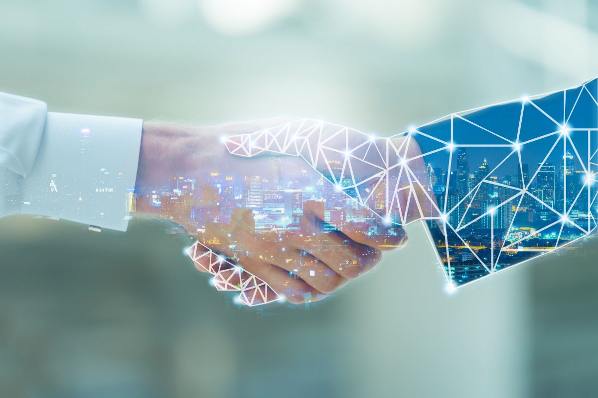 Händeschütteln zwischen digitaler und realer Hand