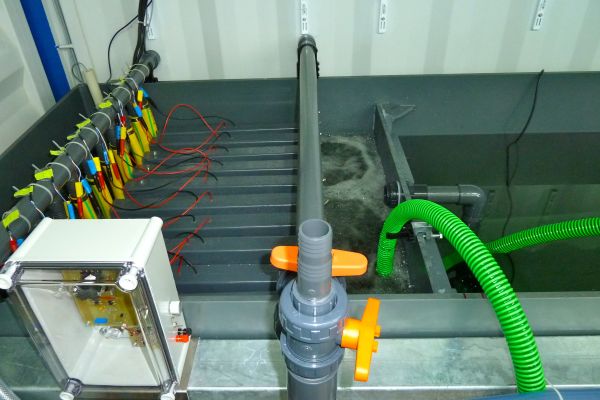 Wasserbecken mit  Brennstoffzellen