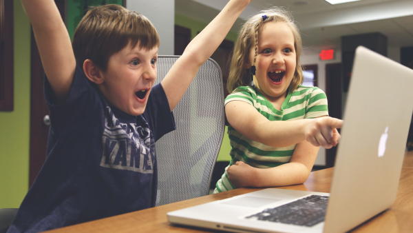 Begeisterte Kinder vor dem Laptop