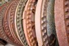 viele Kanaldeckel hintereinander in Reihe aufgestellt