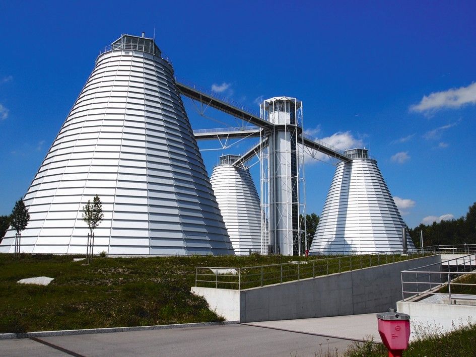 Faulturmanlage mit 3 Faultürmen, die die Form eines stumpfen Kegels haben. Auf deren Dach befindet sich jeweils ein sechseckiger Pavillion, rundherum verglast.