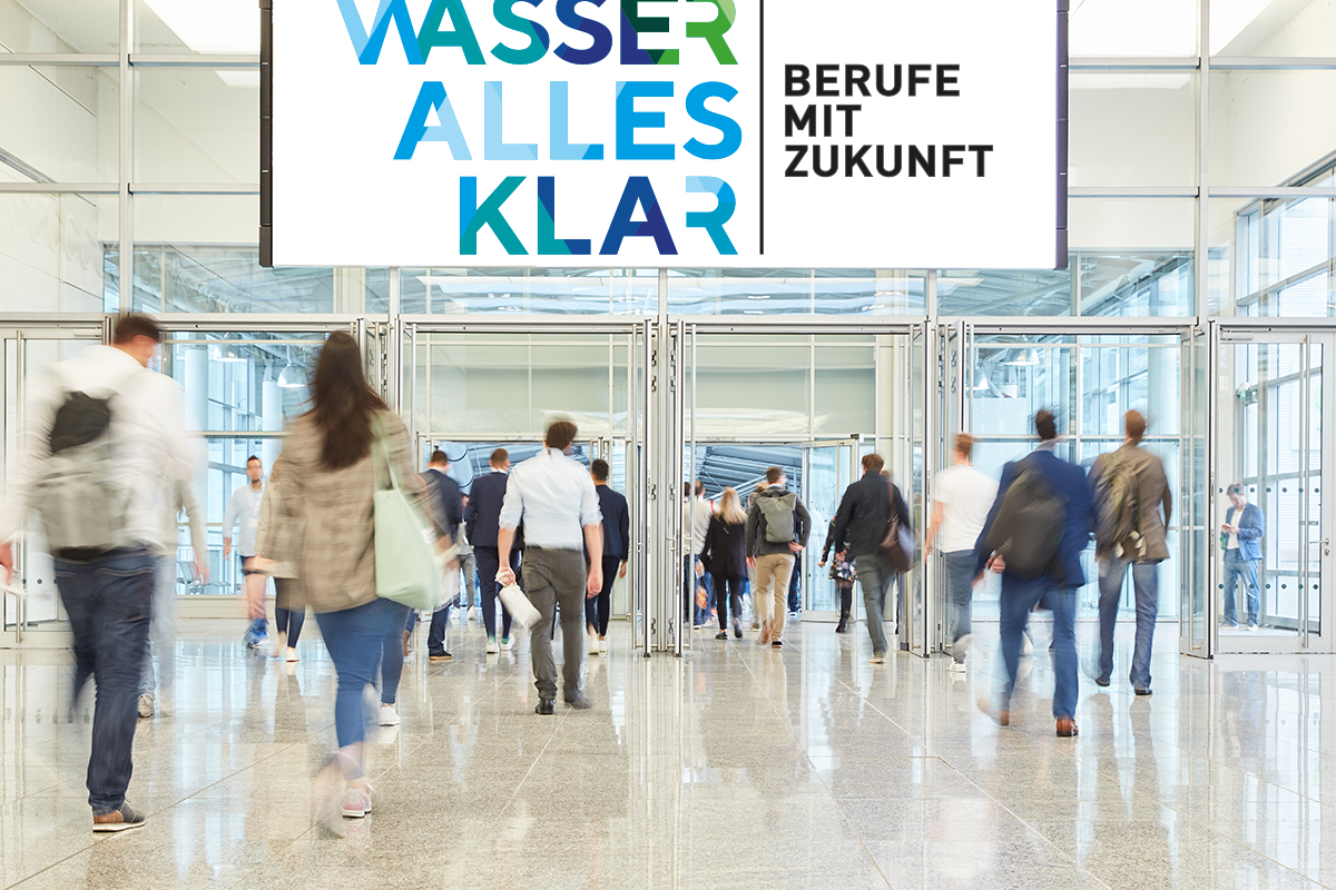Eingang zu einer Messe mit Banner zu wasser alles klar
