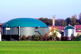 Biogasanlage vor grünem Feld