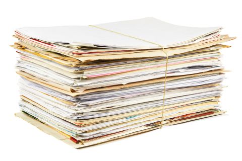 Aktenstapel, mit Kordel zu einem Paket verschnürt