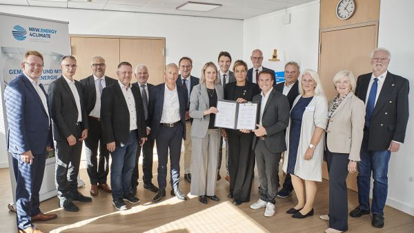 Gruppenfoto der Unterzeichnung der Grundsatzvereinbarung zur Abwasserwärmenutzung