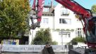 Baggereinsatz an einer Kanal-Baustelle in einem Bonner Wohngebiet. Baustelle ist mit Absperrgitter und Bake gesichert.