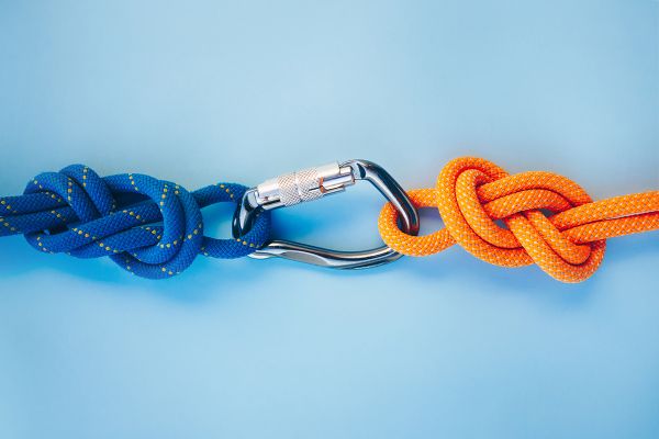 Karabiner verbindet zwei geknotete Seile