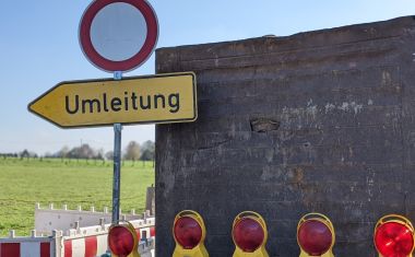 Baustellenabsicherung mit Umleitungsschild