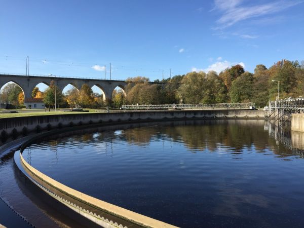 Blick über ein Absetzbecken der Kläranlage Hof in der Herbstsonne