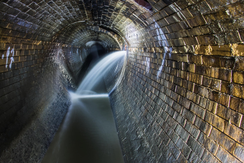 Kanal unter der Erde mit seitlich einströmendem Wasser