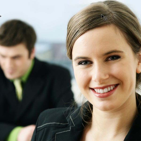 Businessdame im Vordergrund, Businessherren im Hintergrund -verschwommen