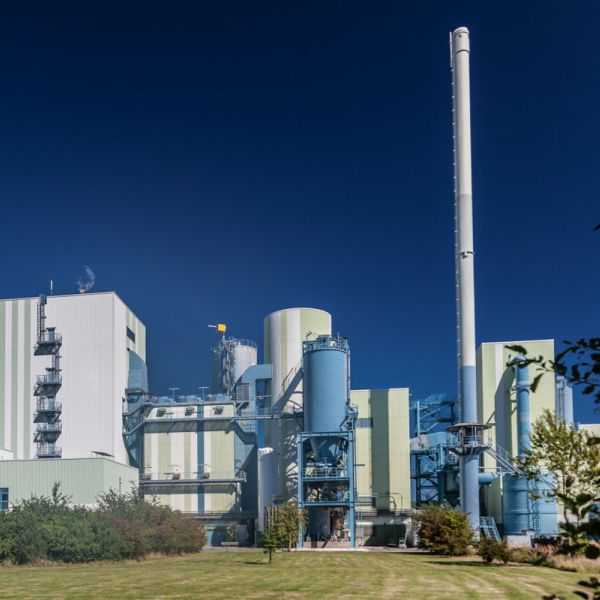 Eine großtechnische Industrieanlage vor blauem Himmel