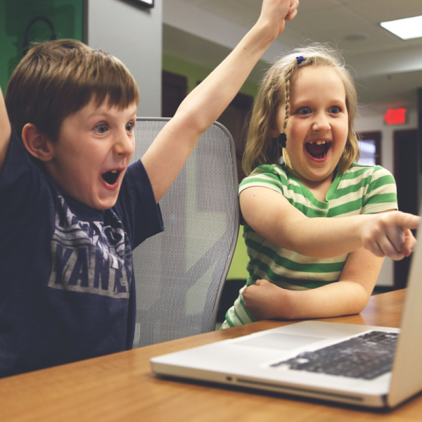 Begeisterte Kinder vor dem Laptop