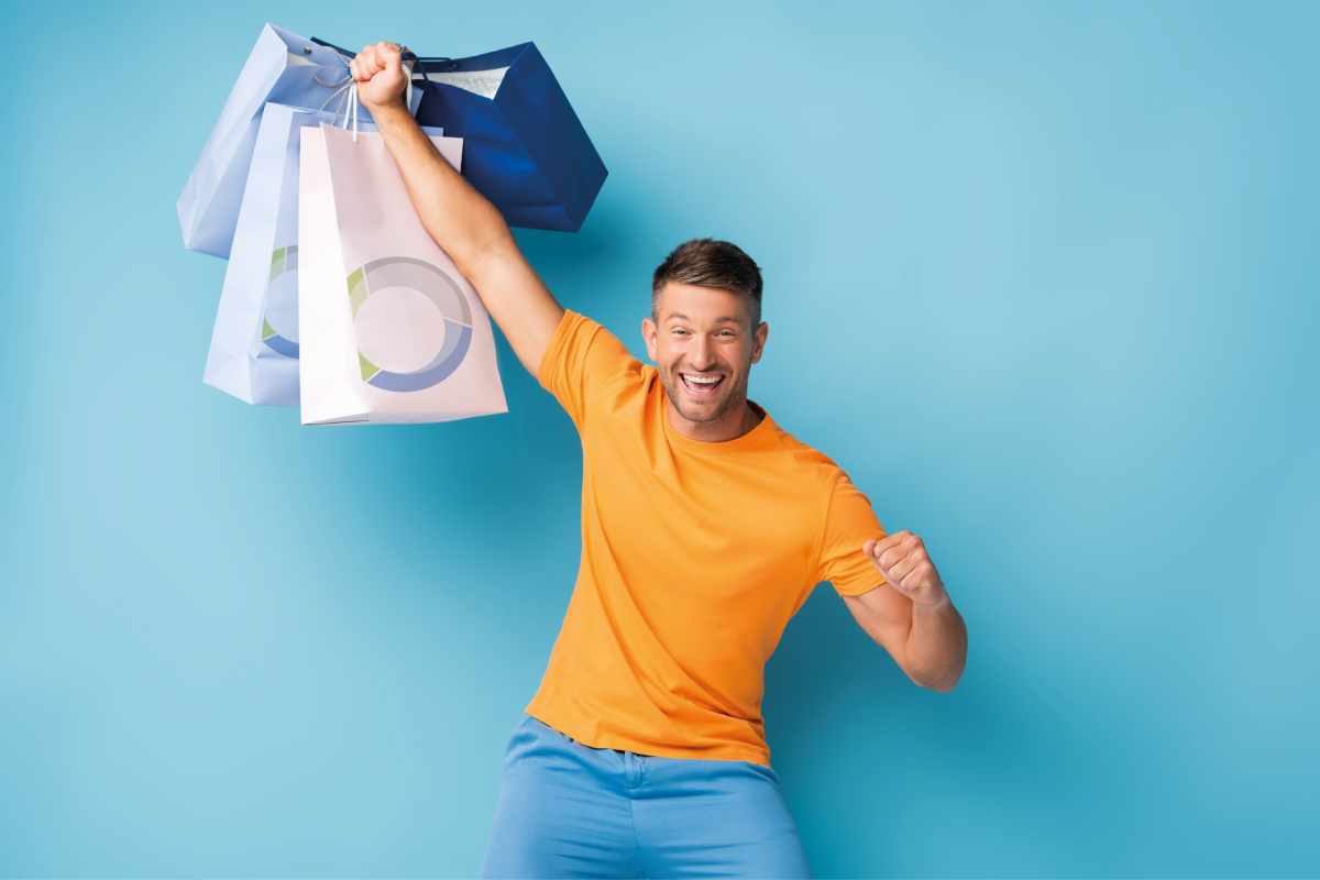 Junger Mann hält begeistert Einkaufstüten mit DWA-Zeichen hoch